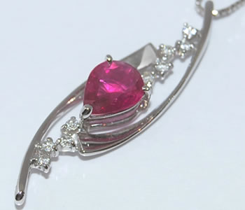 ペアシェイプカット ルビー-1.05ct&ダイヤモンド デザイン K18WG ペンダントネックレス 【店頭受取対応商品】