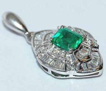 エメラルド-0.54ct&ダイヤモンド 取り巻き レトロ デザイン ペンダントトップ 【店頭受取対応商品】|ジェムパレス