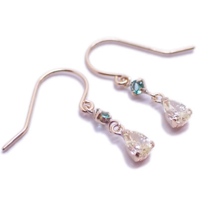 ペアシェイプカットダイヤモンド-0.24ct ラウンドカットエメラルド ブラデザイン K18YG スタッド ピアス 【店頭受取対応商品】|ジェムパレス