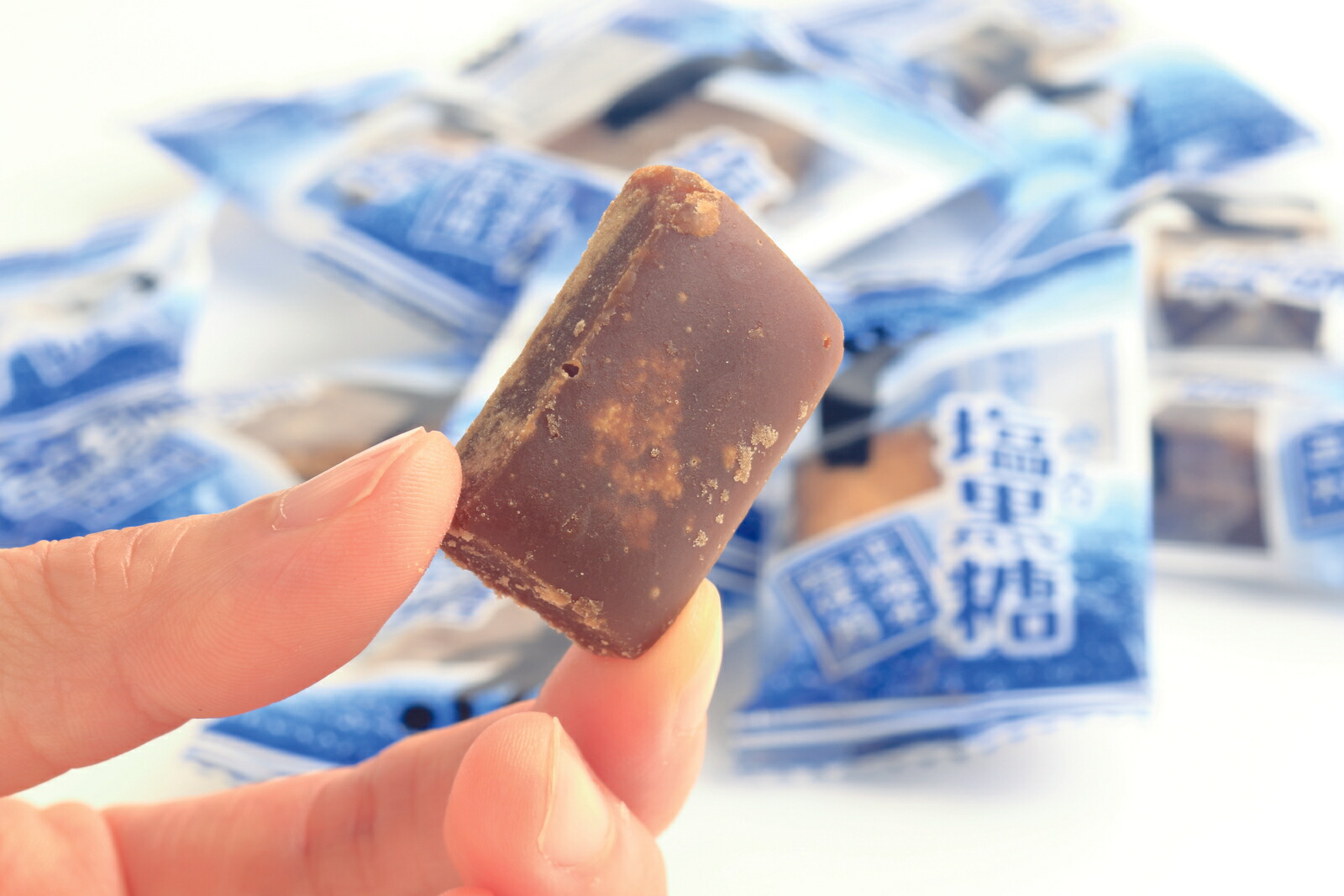 今だけ送料無料賞味期限2019年4月24日【塩入り黒糖業務用500g】黒糖100%沖縄産さとうきびからとれた粗糖・糖蜜・黒糖加工黒糖沖縄海水塩沖縄のサンゴカルシウムおやつ料理用屋外のお仕事スポーツ個包装自然食品無添加