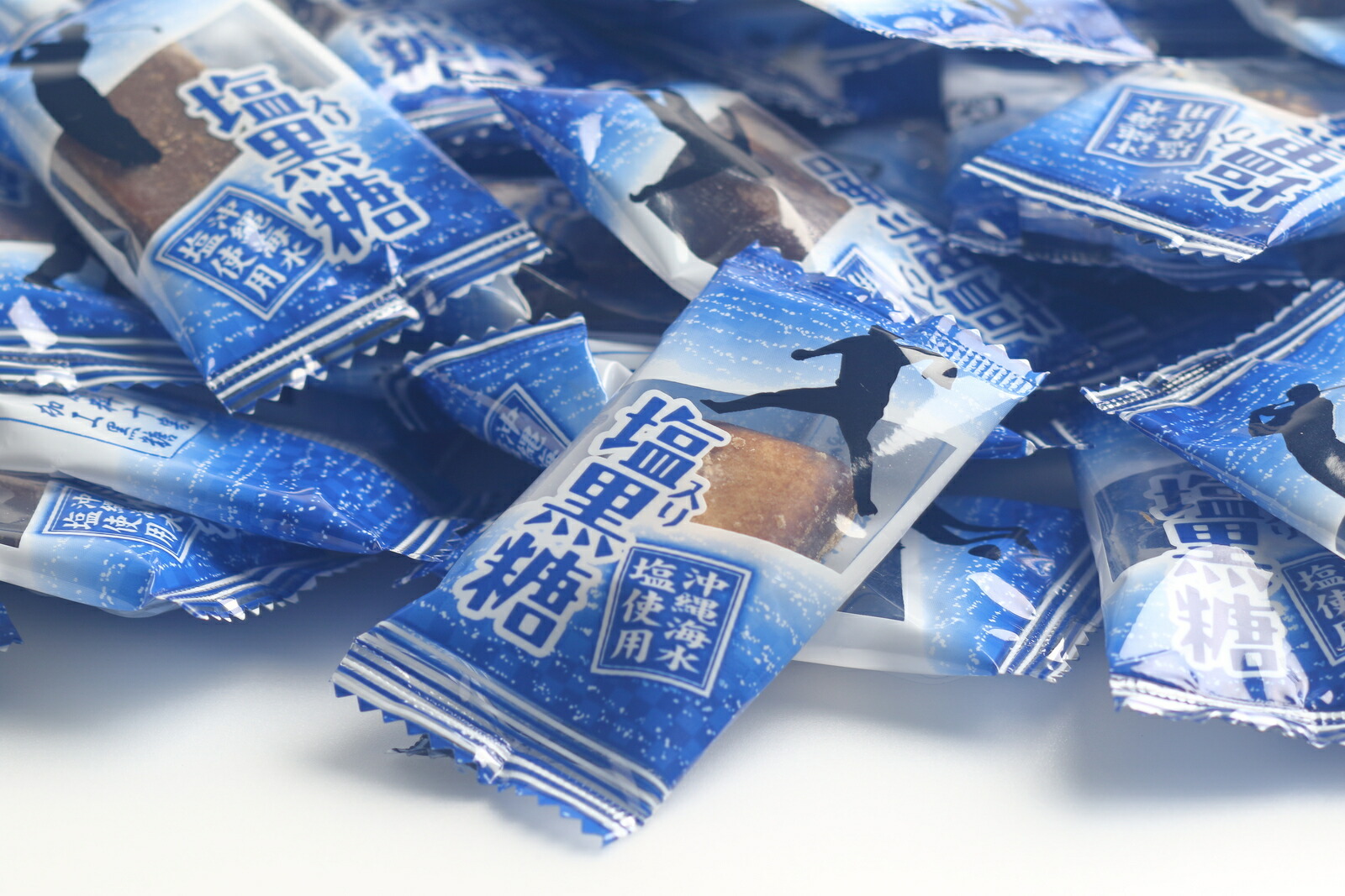 今だけ送料無料賞味期限2019年4月24日【塩入り黒糖業務用500g】黒糖100%沖縄産さとうきびからとれた粗糖・糖蜜・黒糖加工黒糖沖縄海水塩沖縄のサンゴカルシウムおやつ料理用屋外のお仕事スポーツ個包装自然食品無添加