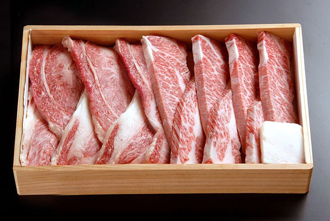 【贈答用】松阪牛 霜降り 焼肉用特選カルビ+松阪牛焼肉用カルビ(バラ)1Kg(各500g)木箱入りセット【送料無料】 松阪牛を産地直送 正真正銘血統書付 最高級肉質階級A4~特選A5等級 ご家庭用 お中元 お歳暮 内祝い お祝に 松坂牛