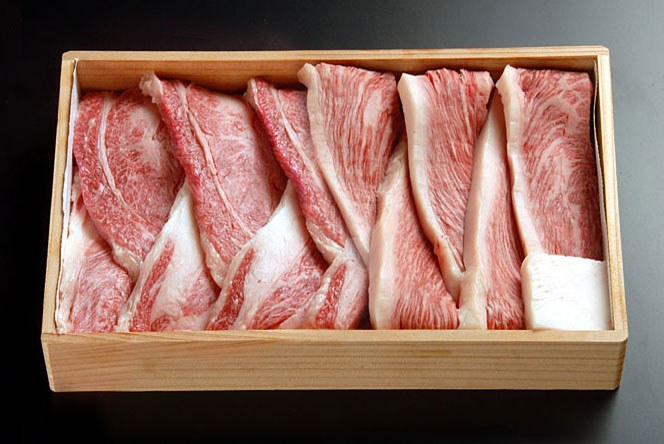 【贈答用】松阪牛 焼肉用モモ+焼肉用カルビ６００ｇ（各３００ｇ）木箱入りセット【送料無料】 松阪牛を産地直送 正真正銘血統書付 最高級肉質階級A4~特選A5等級 ご家庭用 お中元 お歳暮 内祝い お祝に 松坂牛