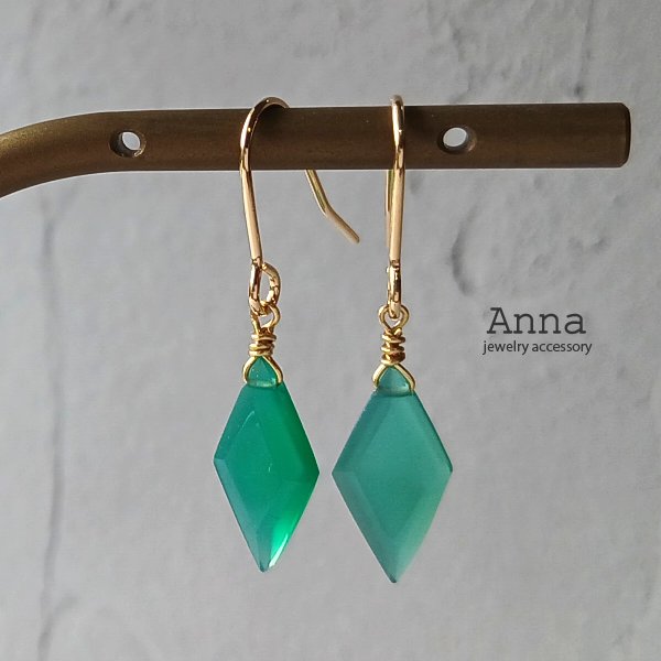 楽天市場】大粒ロングシルエット天然石グリーンオニキスドロップピアス