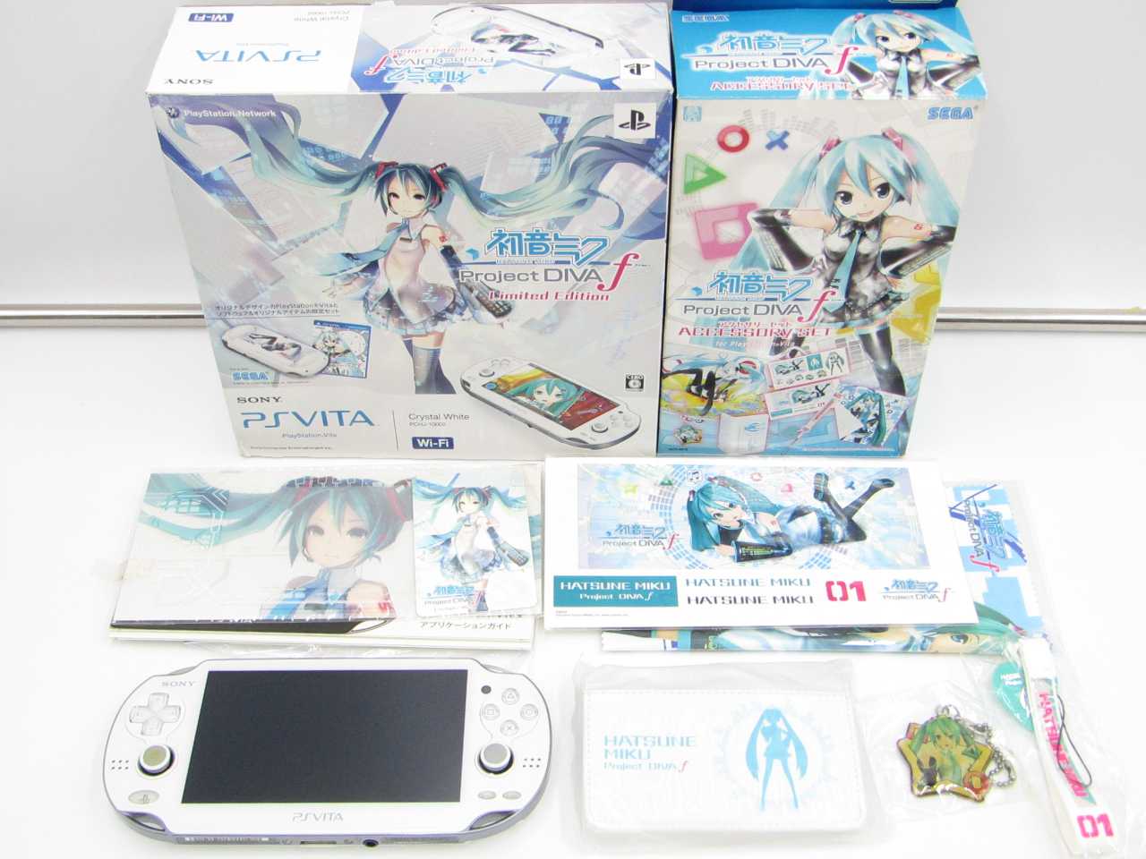 【中古】PlayStation Vita 初音ミク Limited Edition Wi‐Fiモデル　ソフト欠品　付属品欠品あり　破損あり 46,099円