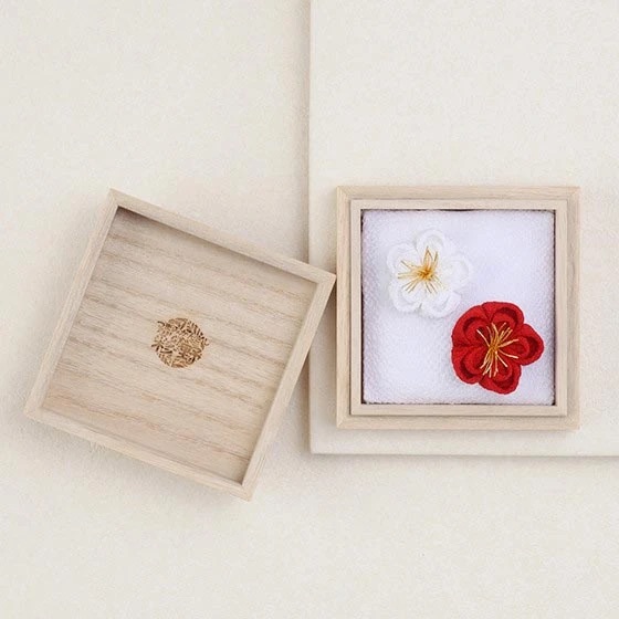 【最大1000円OFFクーポン】和婚 結婚式 和装 リングピロー 花扇 つまみ細工 桐箱付き 手仕事 日本製 花飾り 紅白 指輪交換 撮影小物 ギフト プレゼント 上質 おしゃれ 縁起物 両家顔合わせにも リングピロー 花扇［つまみかんざし彩野］