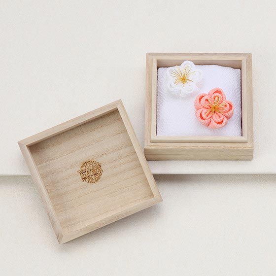 【最大1000円OFFクーポン】和婚 結婚式 和装 リングピロー 花扇 つまみ細工 桐箱付き 手仕事 日本製 花飾り 紅白 指輪交換 撮影小物 ギフト プレゼント 上質 おしゃれ 縁起物 両家顔合わせにも リングピロー/花雀/桃白［つまみかんざし彩野×ヒャッカ］