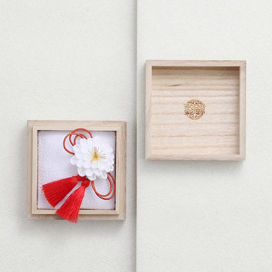 【最大1000円OFFクーポン】和婚 結婚式 和装 リングピロー 花扇 つまみ細工 桐箱付き 手仕事 日本製 花飾り 紅白 指輪交換 撮影小物 ギフト プレゼント 上質 おしゃれ 縁起物 両家顔合わせにも リングピロー/花結［つまみかんざし彩野×ヒャッカ］