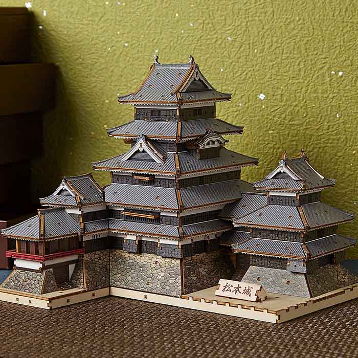 3Dクラフトアート 松本城 カラーVer ki-gu-mi 新品 名城 烏城 長野県 松本市 国宝 重要文化財 世界遺産 脳の活性化 認知予防効果 健康 歴史 敬老の日 父の日 母の日 プレゼント パズル 立体パズル 指先 はめこみ 木製 アート オブジェ キット kigumi|ザ・ギフトワン