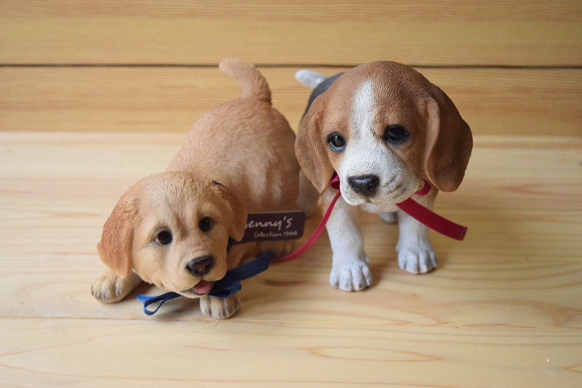 【楽天市場】【ラブ＆ビー】犬の置物 動物 寄り添う二匹 子犬セット ラブラドール ビーグル ワンちゃんの置物