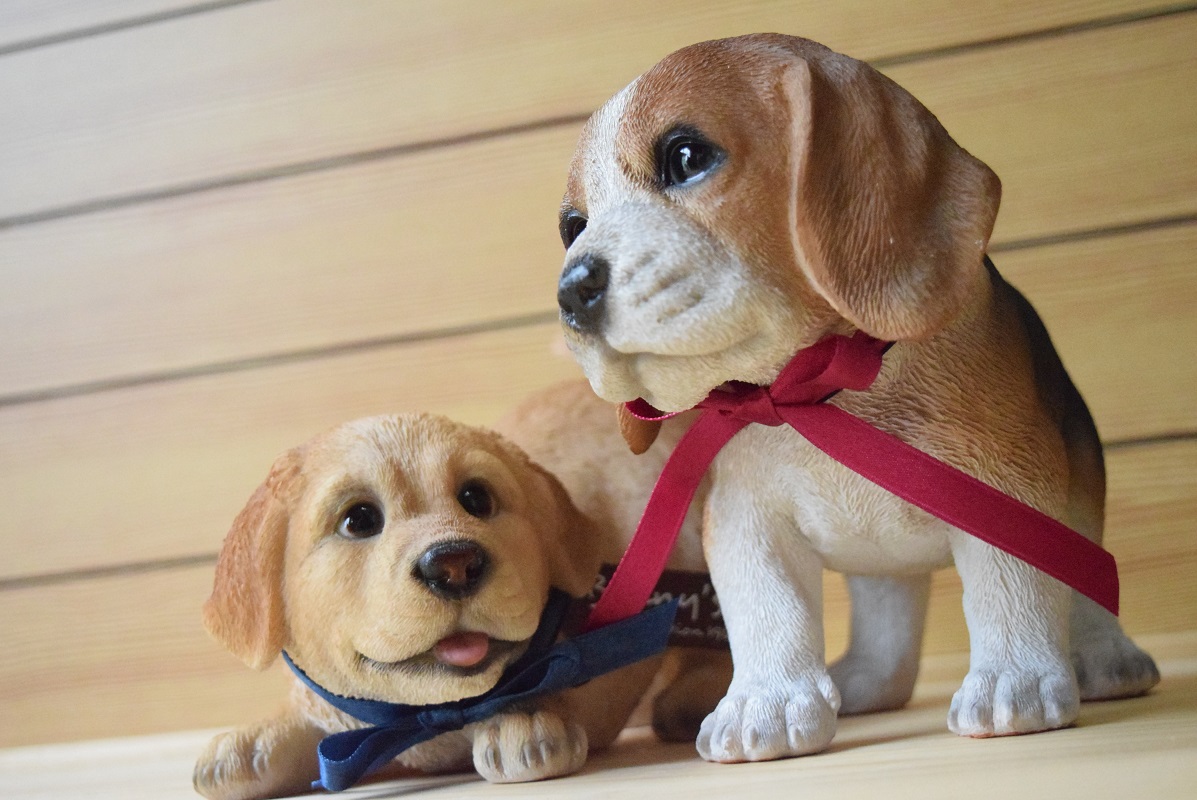 【楽天市場】【ラブ＆ビー】犬の置物 動物 寄り添う二匹 子犬セット ラブラドール ビーグル ワンちゃんの置物