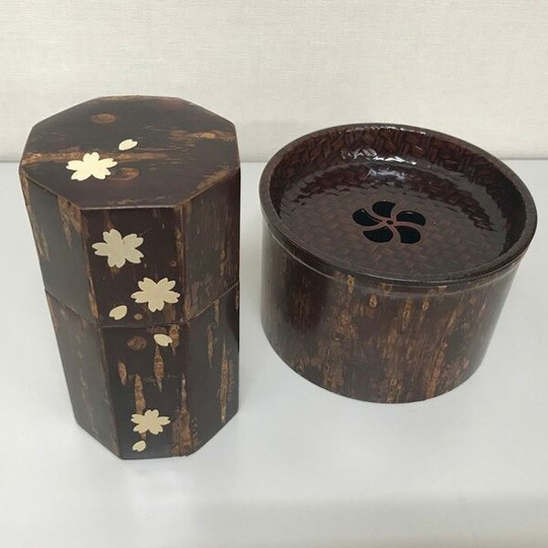 【エントリーでP10倍】桜皮細工 茶こぼし&八角茶筒セット 桜 茶筒 送料無料 贈り物 内祝い お祝い 出産祝い 出産 引物 結婚祝い 結婚内祝い 新築祝い 記念日 保存容器 ギフトセット 賞品 お供え 披露宴 話題 入園 入学 中元 夏ギフト｜ギフトプラザオンライン店