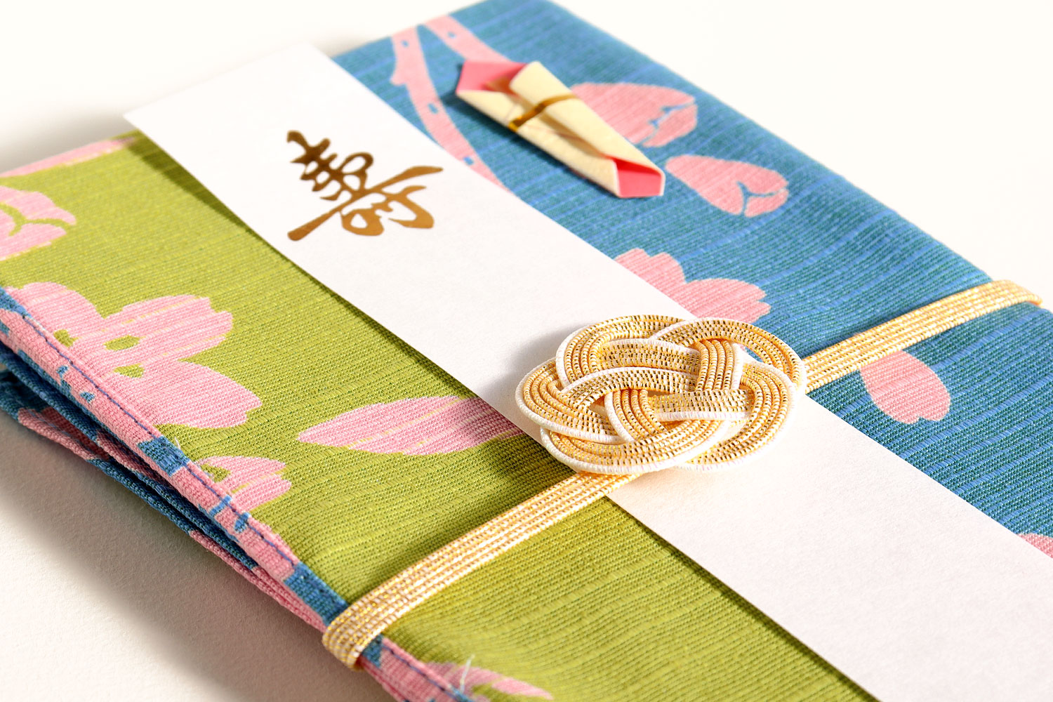 使うたびに思い出す幸せな瞬間。風呂敷包みのご祝儀袋