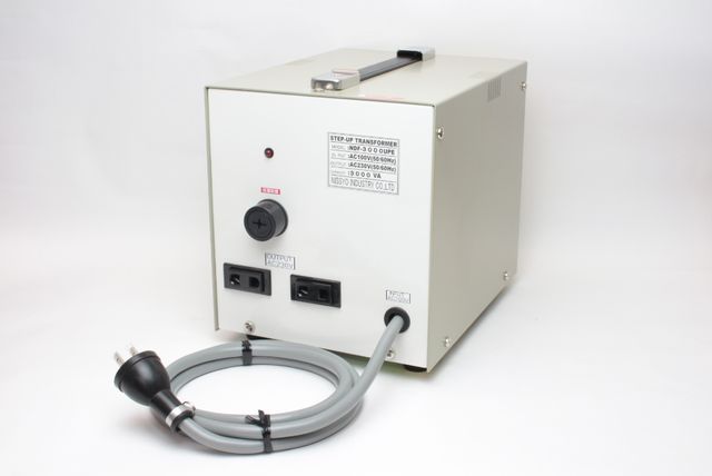 日章実業 NDF-3000UPE 白いこと／しろがね色 据え置き型繰り上げる変圧器 NDF3000UPE