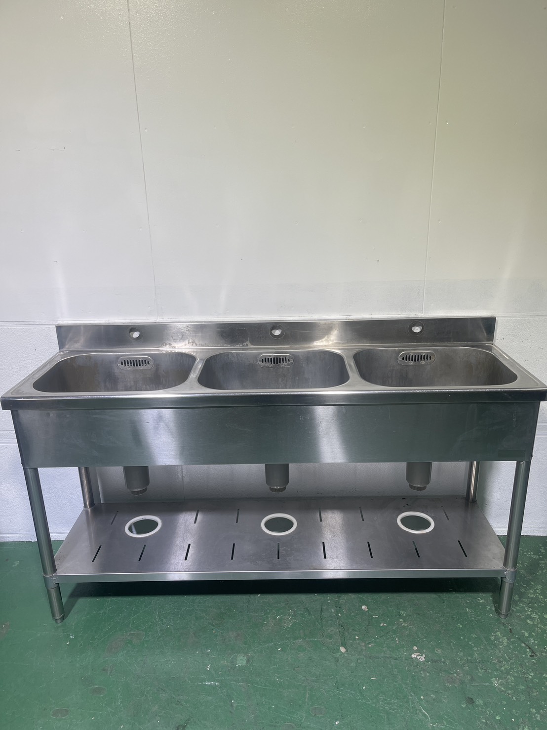 幅1500 3槽シンク 中古 業務用 ステンレスシンク 三槽シンク 奥行450 高さ800 流し台 厨房シンク 店舗用シンク 業務用流し台 洗い場 食器洗浄 食材下処理 飲食店 カフェ レストラン 居酒屋 ラーメン店 定食屋 惣菜店 弁当店 食堂 厨房機器 リユース｜銀河厨房
