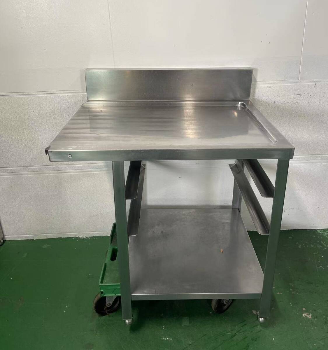 背板付きステンレス作業台 幅820 中古 業務用 トレーレール2段 特注仕様 厨房用作業台 調理台 仕込み台 棚付き作業台 食材置き台 盛り付け台 調理補助台 厨房作業台 店舗用 飲食店 惣菜店 弁当店 厨房機器 幅820×奥行655×高さ800mm A671 八尾店|銀河厨房