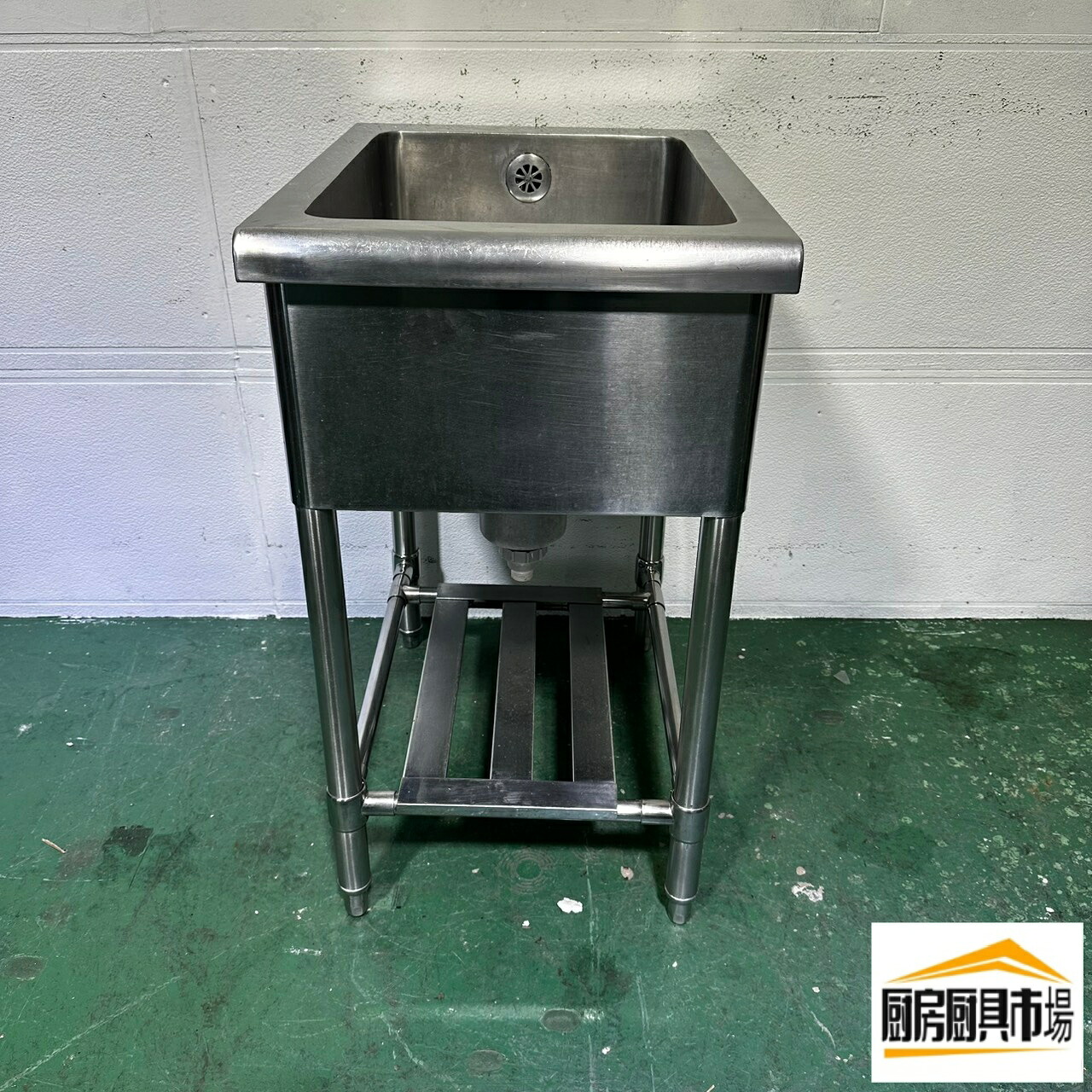 1槽シンク 幅450 中古 業務用 ステンレスシンク 一槽シンク 厨房用シンク 業務用シンク 業務用流し台 洗い場シンク 省スペースシンク コンパクトシンク 補助シンク 食器洗い 下処理 水まわり 店舗用 飲食店 カフェ 厨房機器 幅450&times;奥行600&times;高さ800mm A871 厨房市場八尾店｜銀河厨房 17,150円