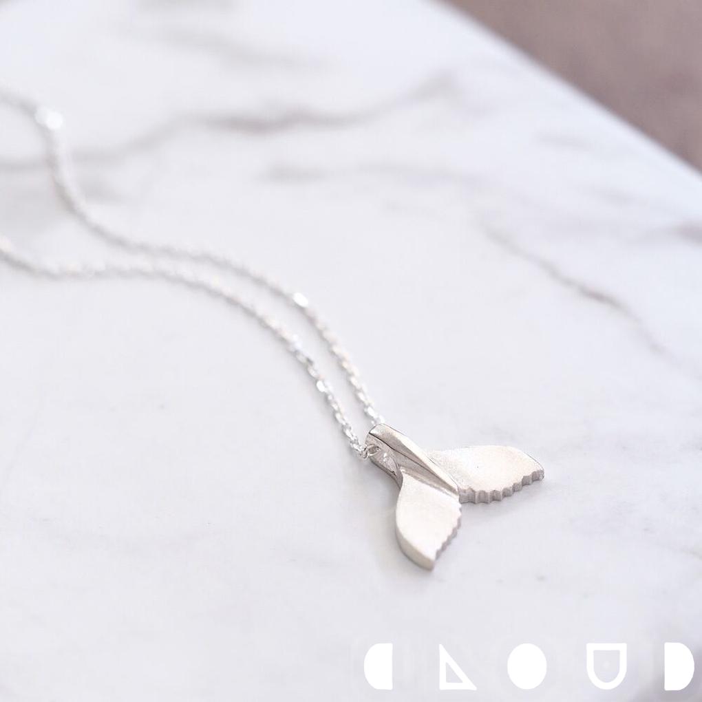 Cloud Jewelry 鯨のしっぽ ネックレス シルバー925 クラウドジュエリー チェーン ジュエリー 刻印 きれい ライン カーブ お守り しっぽ ネックレス シャープ ブック型 シルバー925 ブック つや消し シルバー ジュエリーボックス｜新宿 銀の蔵 シルバーアクセサリー
