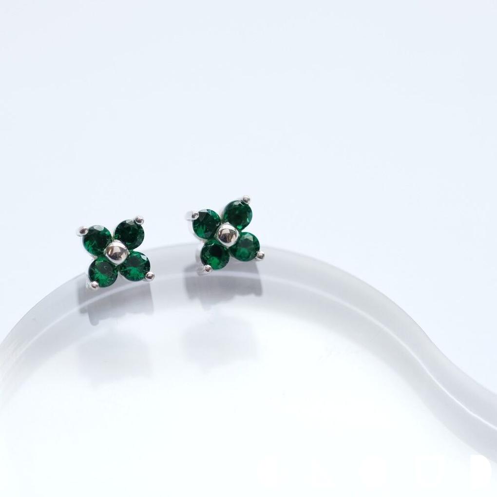 Cloud Jewelry エメラルド フラワー ピアス いイヤーリング シルバー925 クラウドジュエリー エメラルド フラワー シルバー ポストタイプ 金具 イヤリング シルバー925 ジュエリー ピアス シンプル 華やか 小粒 小ぶり リング デイリー 花びら