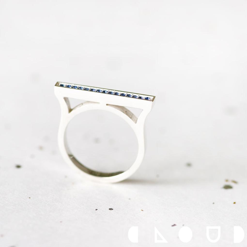 Cloud Jewelry サファイア 横長 バー リング シルバー925 クラウドジュエリー シャープ シンプル サファイア 合成サファイア 繊細 シルバー925 小粒 洗練 ファイア ブック型 ブック 魅力 ジュエリー 横長 シルバー リング 希望｜新宿 銀の蔵 シルバーアクセサリー