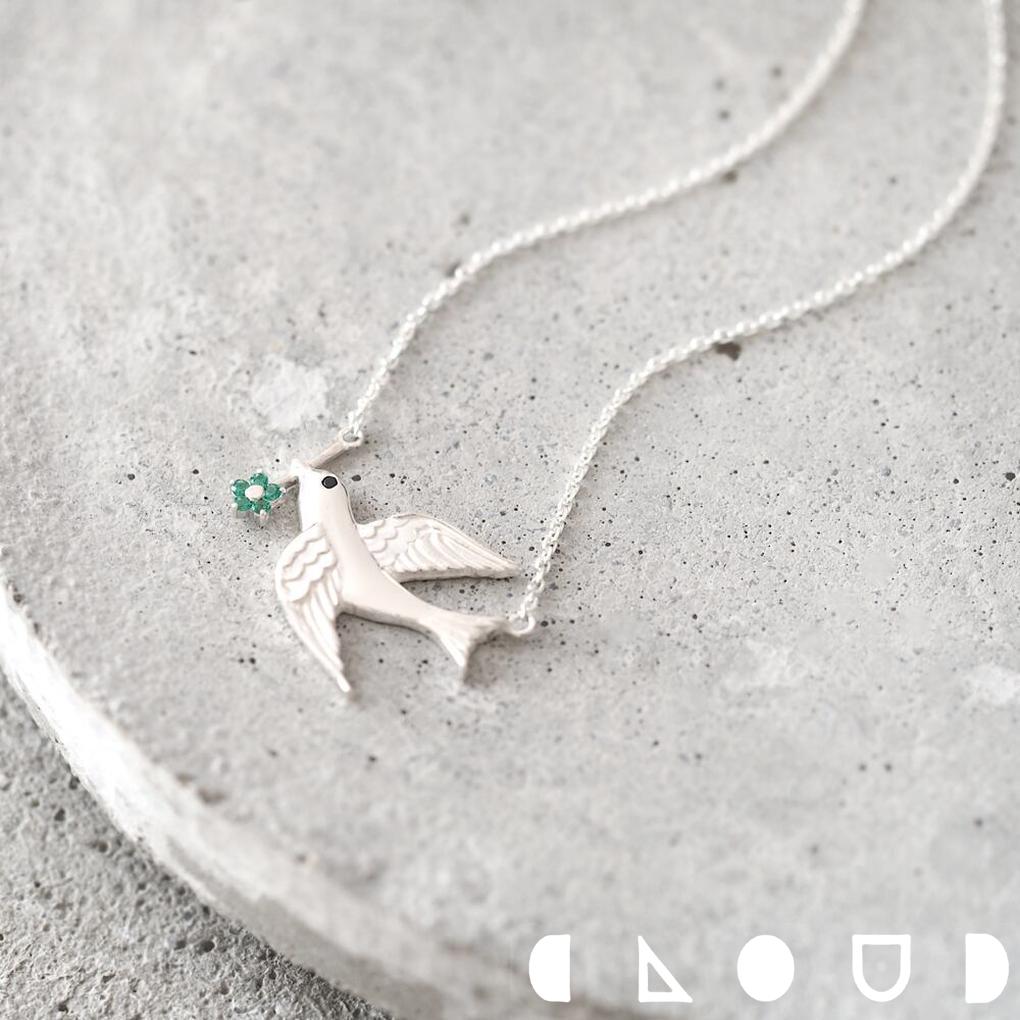Cloud Jewelry Flower ツバメ ネックレス シルバー925 クラウドジュエリー 尻尾 シルエット エメラルド ツバメ 彫刻 上品 サファイア 合成サファイア チェーン 長め ジュエリー ジルコニア ファイア ペンダント シルバー シルバー925 ホワイト