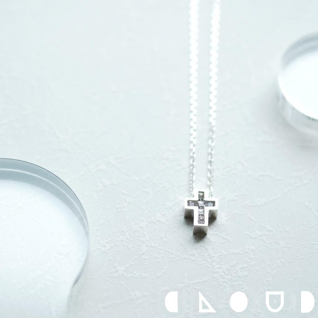 Cloud Jewelry ストーン クロス ネックレス シルバー925 クラウドジュエリー クロス ペンダント ジュエリー 洗練 ジルコニア シャープ 十字架ペンダント 十字架 レール ネックレス シルバー チェーン エメラルド シルバー925 レール留め クロスモチーフ シンプル｜新宿 銀の蔵 シルバーアクセサリー