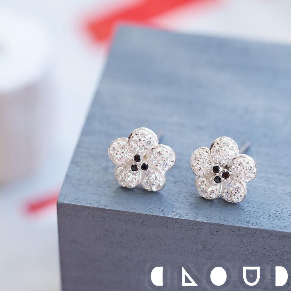 Cloud Jewelry ホワイト 桜 ピアス シルバー925 クラウドジュエリー ブラックサファイア 清楚 ブラック ポストタイプ ジュエリー 小粒 ピアス ブック型 アクセント ホワイト ブック サファイア 華やか ファイア シルバー925 シルバー 金具 ジルコニア｜新宿 銀の蔵 シルバーアクセサリー