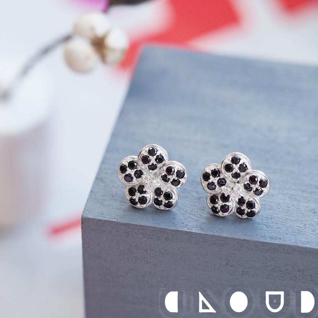 Cloud Jewelry ブラック 桜 ピアス イヤリング シルバー925 クラウドジュエリー ピンク リング モノトーン ジュエリー ブック型 立体的 クール シルバー ピアス ブラック サファイア ブラックサファイア コントラスト ポストタイプ 小粒 金具 セント ファイア アクセント
