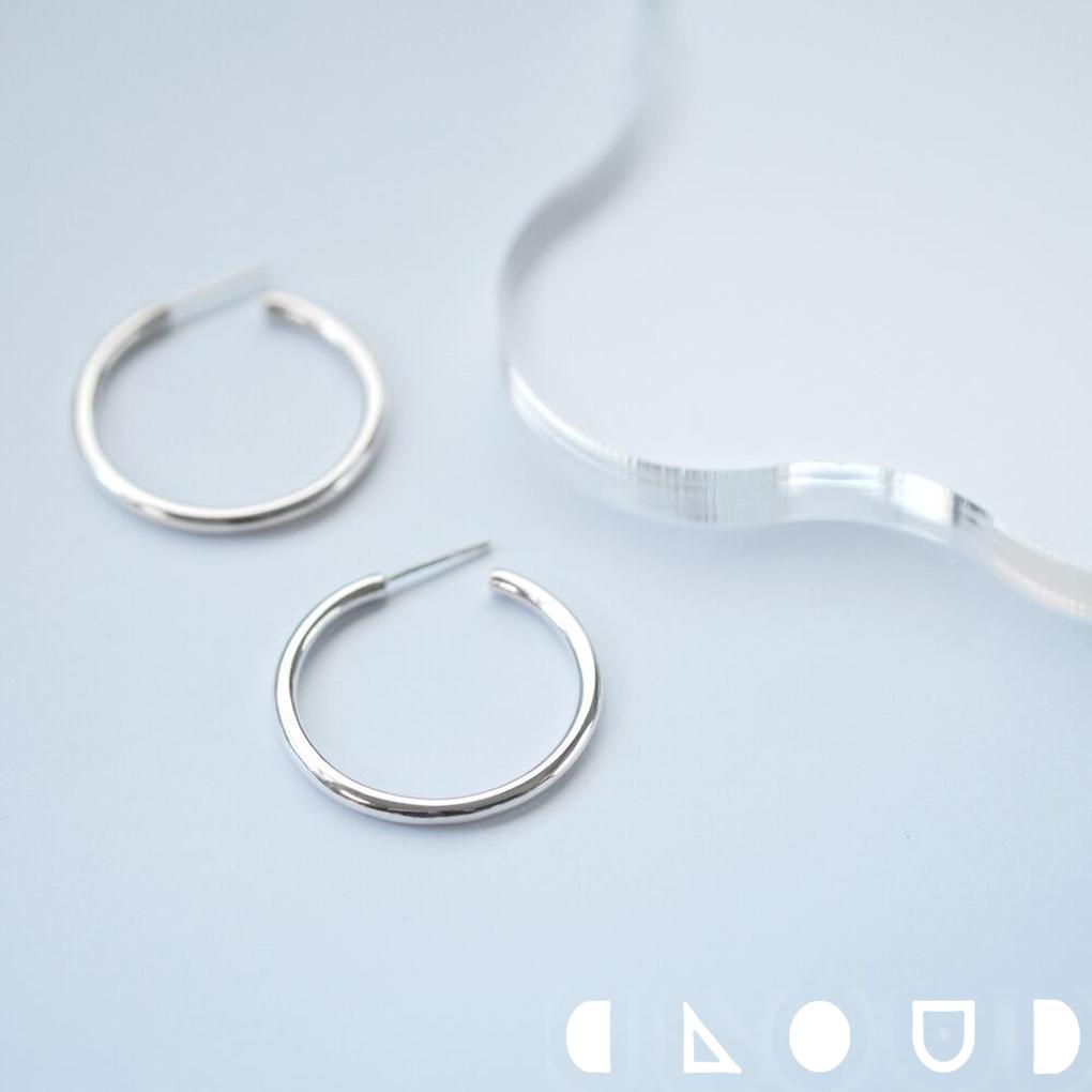 Cloud Jewelry 28mm フープ ピアス シルバー925 クラウドジュエリー 空洞 ピアス ミニマルなデザイン シルバー925 フープピアス シルバー 鏡面仕上げ フープ ジュエリー 上品 ジュエリーボックス