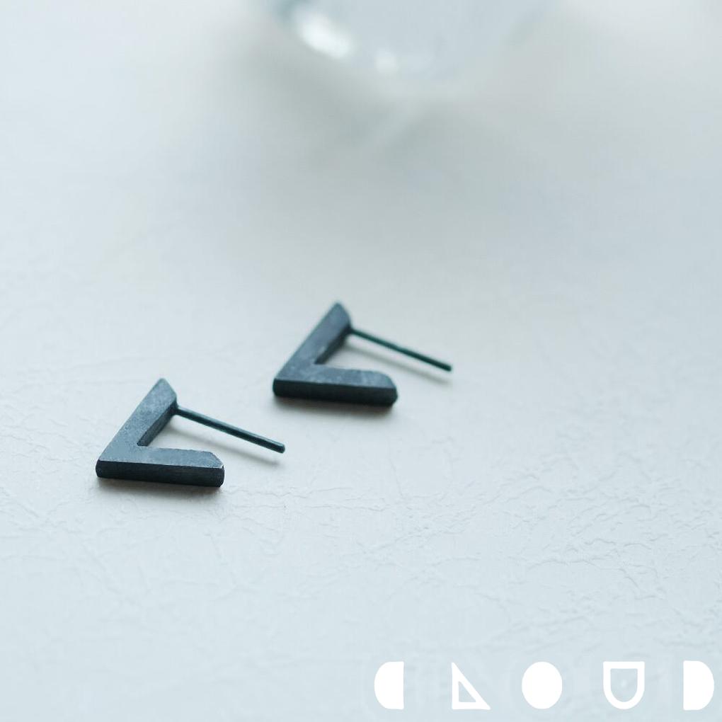 Cloud Jewelry Black V字 三角 フープ ピアス シルバー925 クラウドジュエリー ピアス フープピアス シャープ シルバー925 ミニマルなデザイン シルバー 重ね付け ブラック ジュエリー イヤーカフ いぶし加工 フープ いぶし