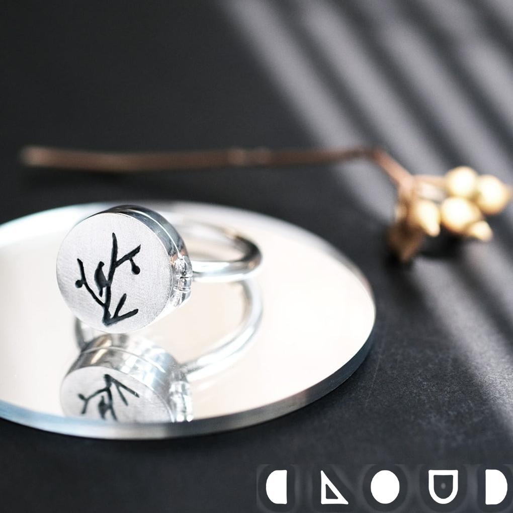 Cloud Jewelry 小鳥 ロケット リング シルバー925 クラウドジュエリー 一粒 重ね付け シルバー925 リング セント アクセント アクアマリン ジュエリー 彫刻 マリン 艶消し さり気ない ロケット シルバー 小鳥 ブック ミニマルなデザイン 写真 アクア ブック型