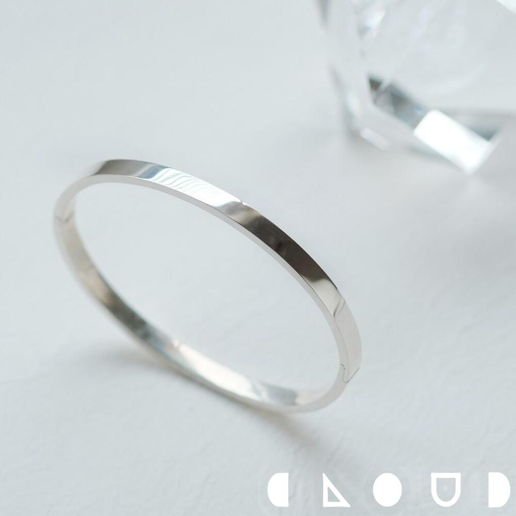 Cloud Jewelry 幅4mm バングル シルバー925 クラウドジュエリー バングル 重ね付け シルエット 腕時計 洗練 シルバーバングル ランス ミニマルなデザイン シルバー シルバー925 開閉式 ブレスレット ジュエリー