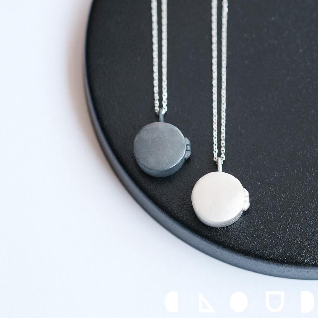 Cloud Jewelry ラウンド ロケット ネックレス シルバー925 クラウドジュエリー リング 重ね付け ミニマルなデザイン ネックレス ブラック チェーン マット シルバー925製 清楚 艶消し ロケット ホワイト 希望 写真 シルバー925 いぶし ペンダント シルバー いぶし加工