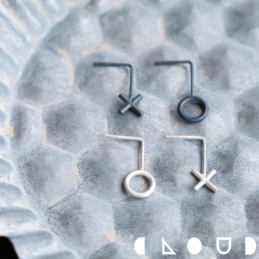 Cloud Jewelry まる & ばつ ピアス シルバー925 クラウドジュエリー ホワイト ブラック さりげない ピアス いぶし加工 いぶし 艶消し アシンメトリー シルバー925 遊び心 シルバー シンメトリー 清楚 シンプル ジュエリー