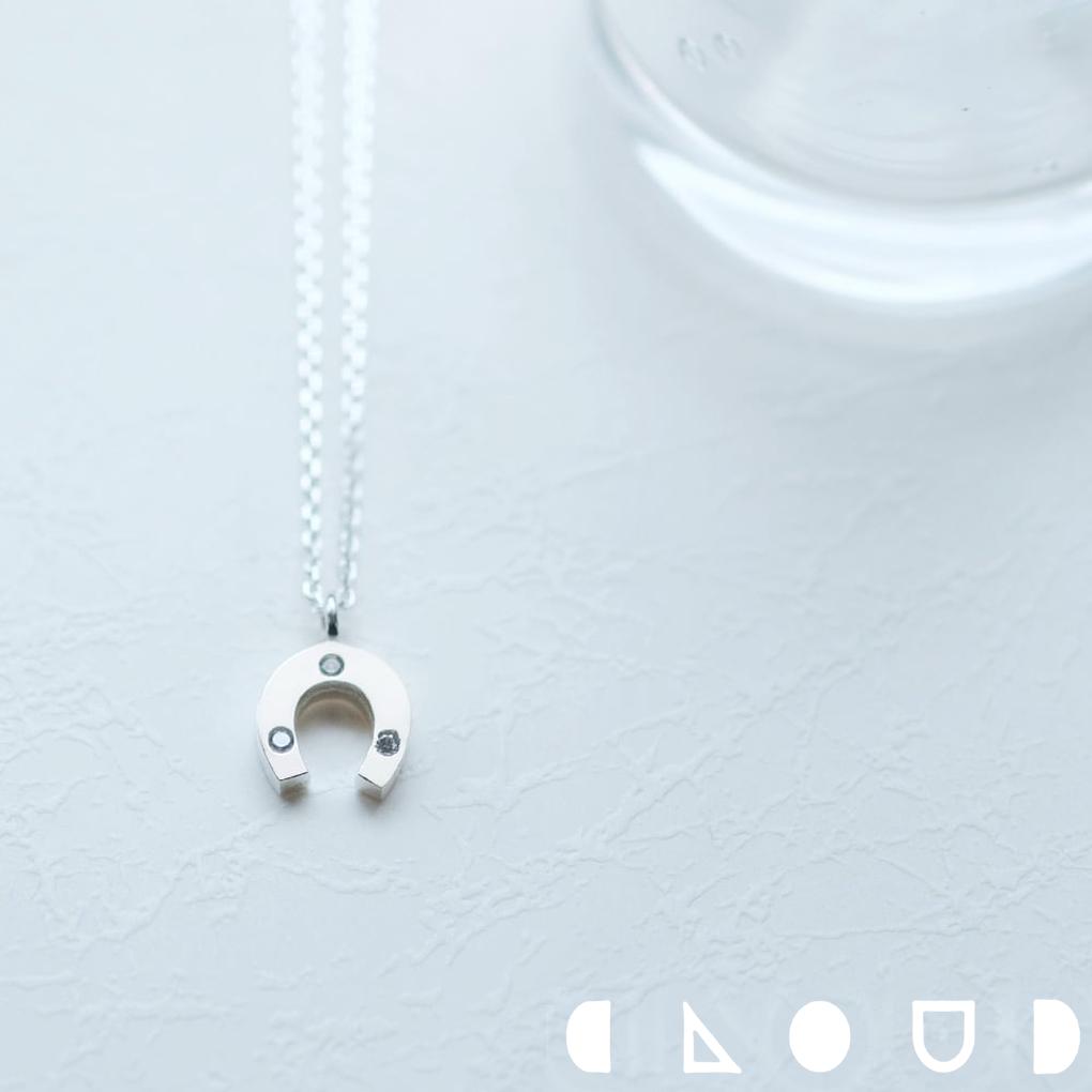 Cloud Jewelry 下向き 馬蹄 ネックレス シルバー925 クラウドジュエリー シンプル デイリー シルバー セント ジルコニア アクセント ミニマルなデザイン 小粒 シルバー925 チェーン ジュエリー 馬蹄 さりげない ネックレス
