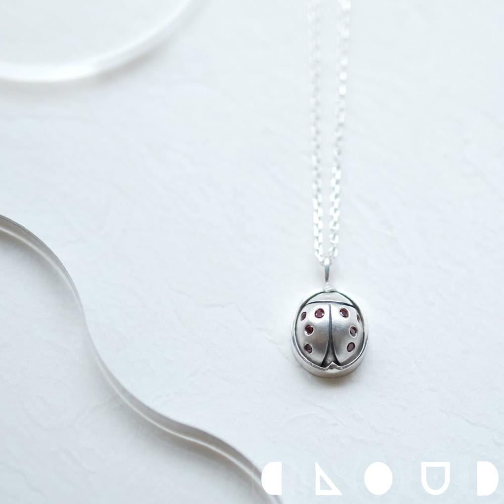 Cloud Jewelry てんとう虫 ネックレス シルバー925 クラウドジュエリー さりげない ガーネット シルバー チェーン 唐草 シルバー925 小粒 唐草模様 てんとう虫 ジュエリー ペンダント 立体的 ネックレス ネット 立体 セント アクセント 艶消し
