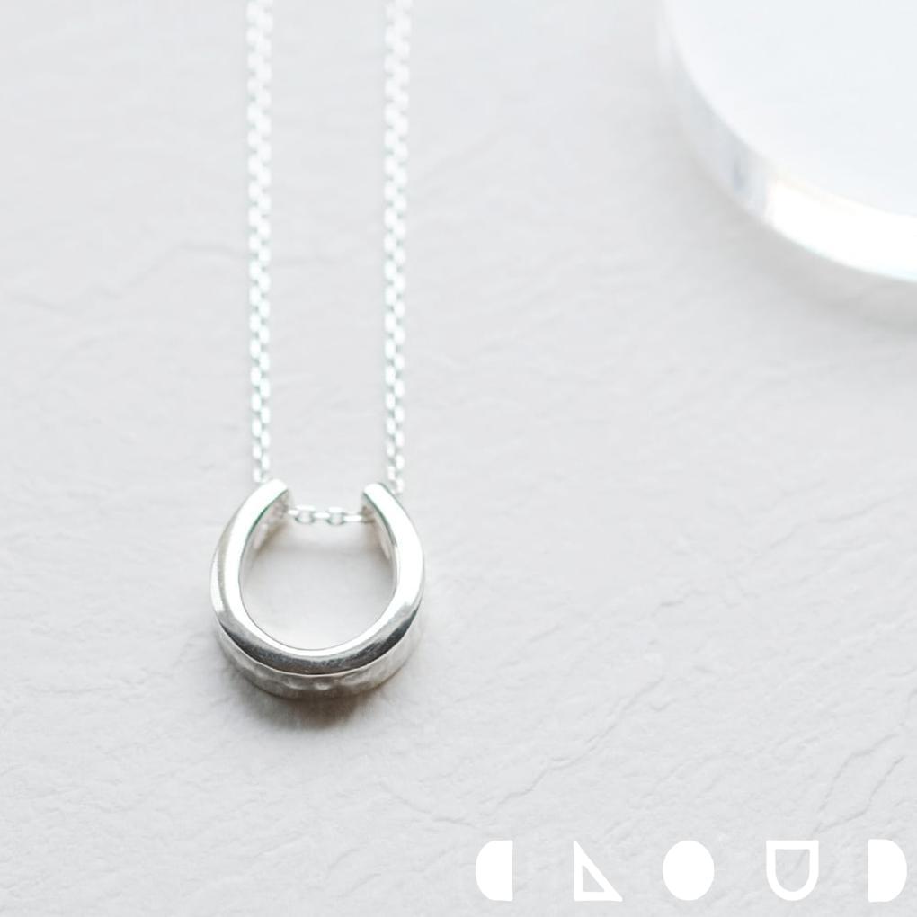 Cloud Jewelry 馬蹄 叩き加工 ネックレス シルバー925 クラウドジュエリー シルバー チェーン 立体 ペンダント さりげない セント 馬蹄 立体的 ランス アクセント ジュエリー シルバー925 ネックレス