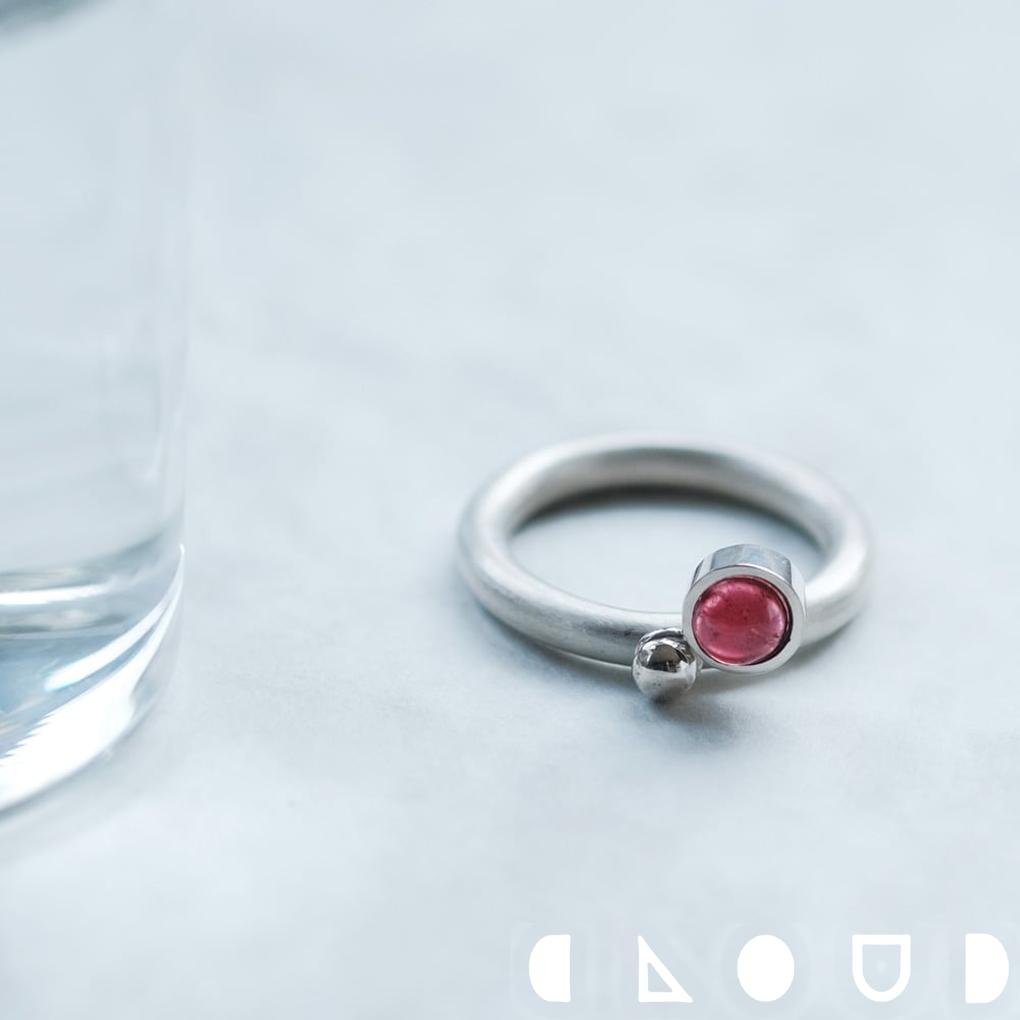 Cloud Jewelry 天然ガーネット ゆれる リング シルバー925 クラウドジュエリー シルバー925 ネット チャーム 天然ガーネット リング 円型 スタンダード さりげない ゆれる 艶消し ジュエリー 天然 存在感 半円 シルバー ガーネット 一粒