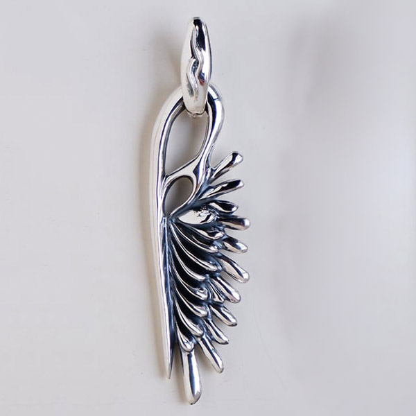 Give Me a Wing ウイング 大 燻し ペンダントトップ チェーンなし メンズ シルバー シルバー925 ペンダント トップ ヘッド ネックレストップ シンプル 翼 羽 アクセサリー ブラック 黒 大きい 大きめ 男性 彼氏 夫 かっこいい ブランド ギフト 記念日 誕生日 プレゼント｜新宿 銀の蔵 シルバーアクセサリー
