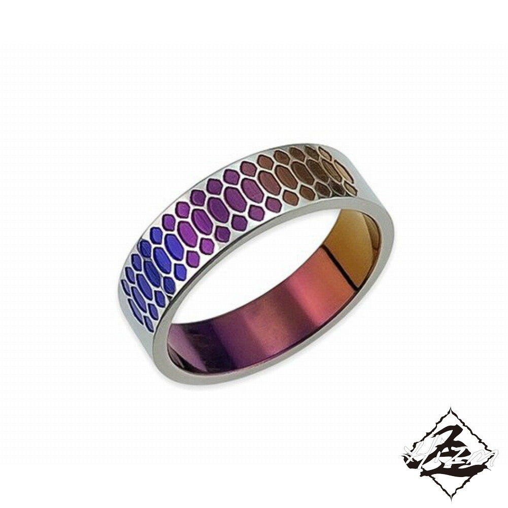 Hizm 鱗紋様リング 6mm 幅 橙×紫×紺 純チタン製 チタンアクセサリー リング 指輪 金属アレルギー アレルギーフリー 上品 きれいめ きれい 綺麗 メンズ レディース 男性 女性 彼氏 彼女 記念日 誕生日 プレゼント おすすめ ブランド