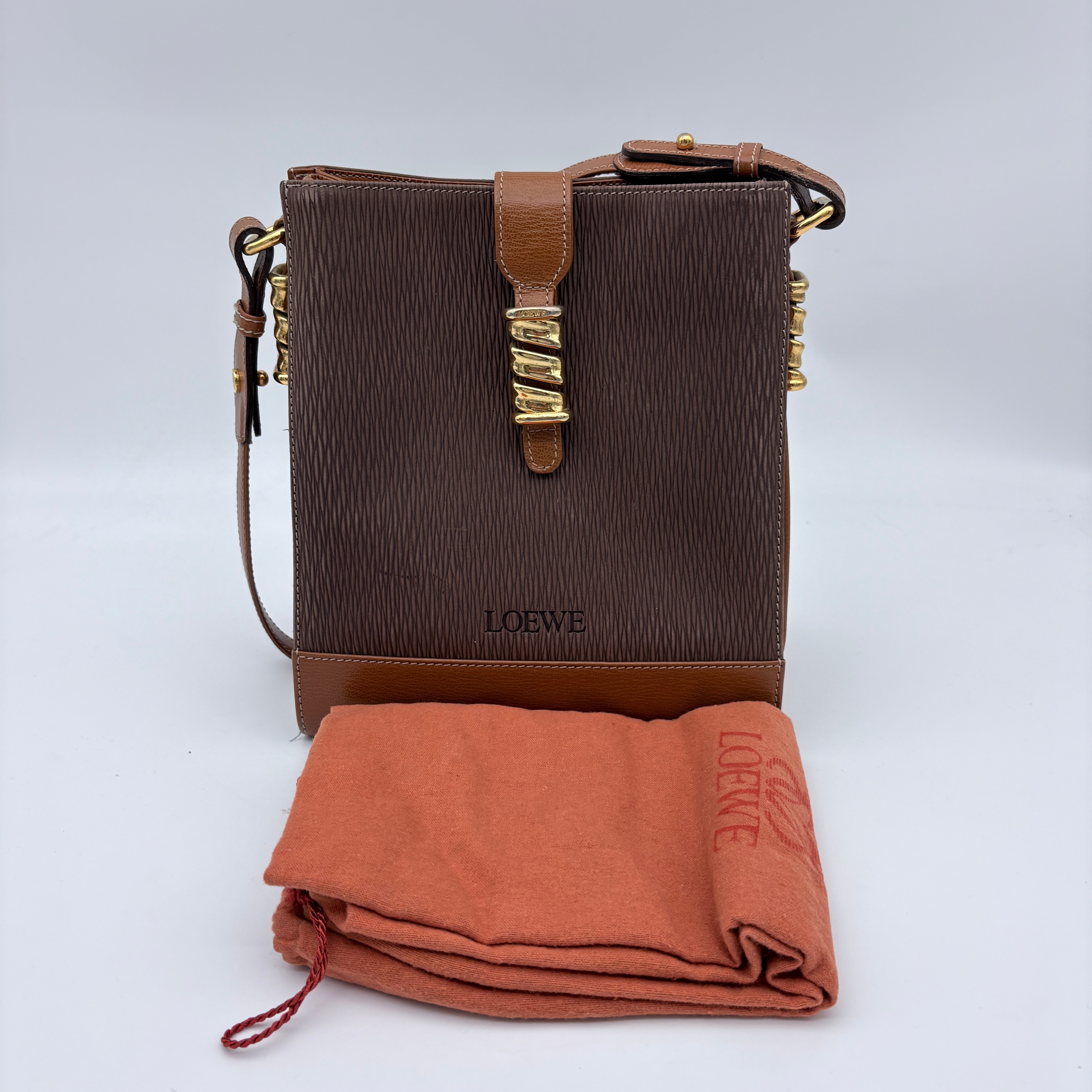 【中古】【貨物輸送無料】LOEWE (ロエベ)  ベラスケス ショルダーバッグ 肩かけ ロゴタイプ 置き目品 国内送りとどける なめし革 赤銅色