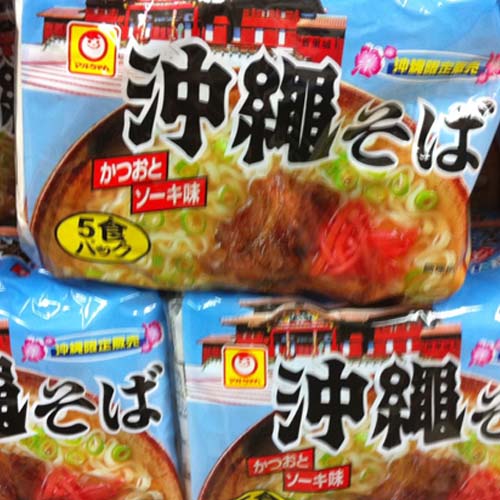 沖縄限定販売！夜食やもう一品に！<BR>沖縄そばをお家にストック！<BR>マルちゃん　沖縄そば　<BR>カツオとソーキ味　<BR>８９ｇ×５食入り×６パック　１ケース