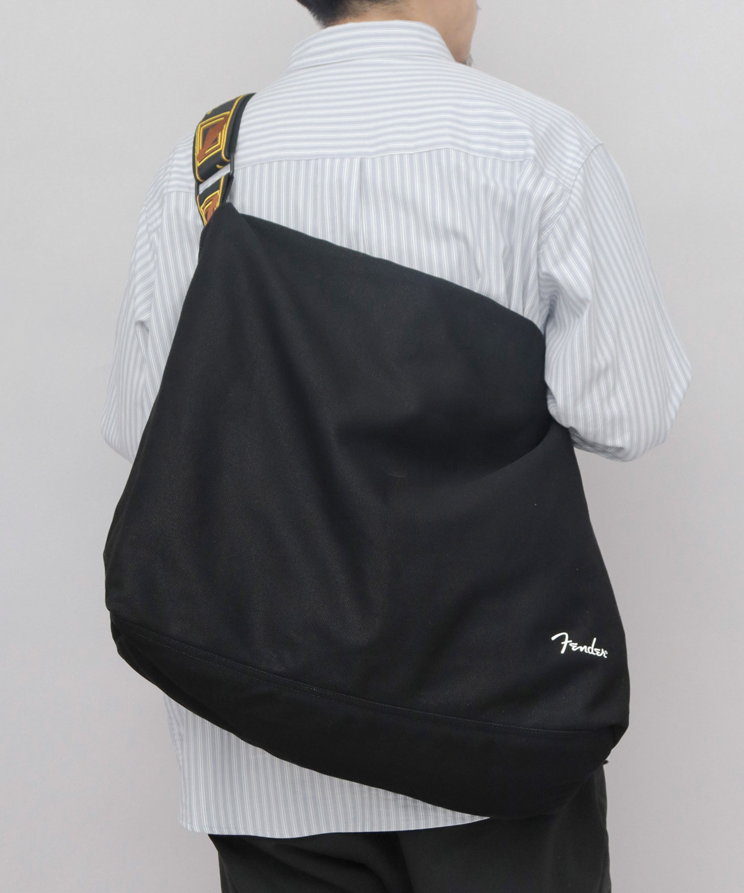 Fender フェンダー ショルダーバッグ メンズ レディース 大容量 A3 A4 ビッグショルダー キャンバス 帆布 通勤 通学 斜め掛け 肩掛け 多収納 ファスナー付き セキュリティポケット モノグラムストラップ シンプル カジュアル 旅行 レジャー｜A.M.S.