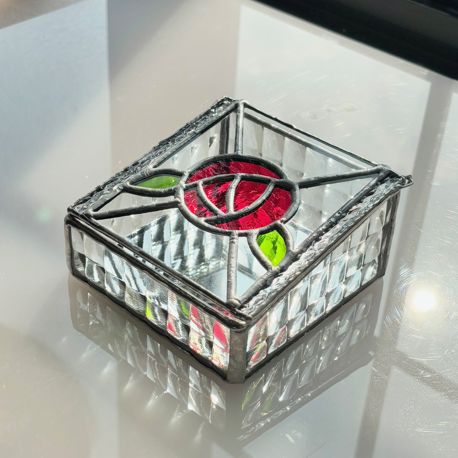 (こ52)ステンドグラスのアクセサリーケース アクセサリーボックス 椿 バラ こ52)ステンドグラスのアクセサリーケース アクセサリーボックス