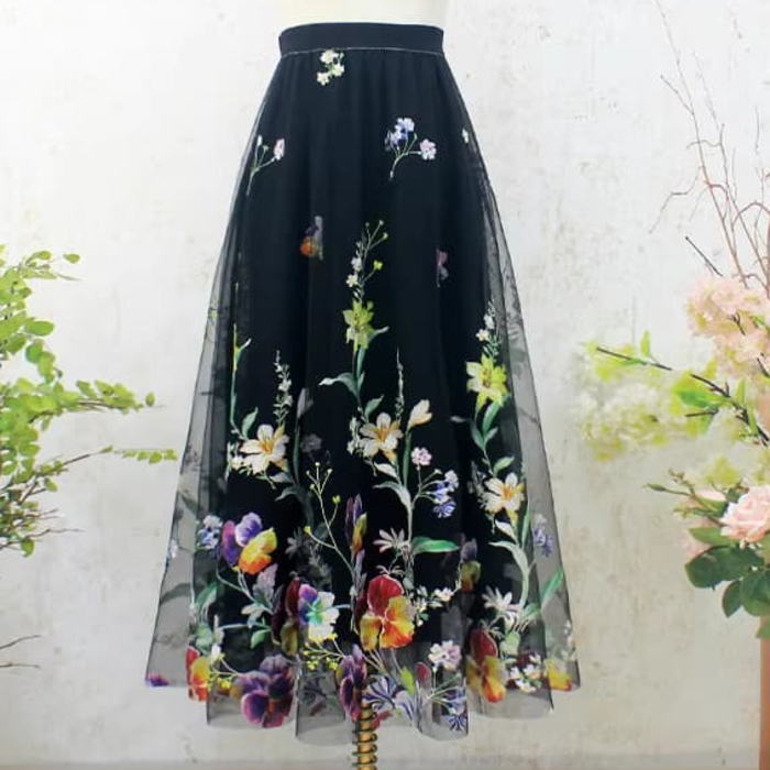 フレアスカート 花柄 刺繍 チュール ふんわり フレア ロングスカート チュールスカート ブラック 黒 ベージュ 生成 お嬢様 女優 上品 おしゃれ 人と被らない 他と被らない 着痩せ 小顔 カジュアル 結婚式 フォーマル 体型カバー お呼ばれ 大人
