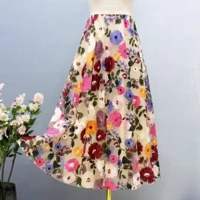 フレアスカート 花柄 刺繍 チュール ふんわり フレア ロングスカート チュールスカート ベージュ 生成 お嬢様 女優 上品 おしゃれ 人と被らない 他と被らない 着痩せ 小顔 カジュアル 結婚式 フォーマル 体型カバー お呼ばれ 大人