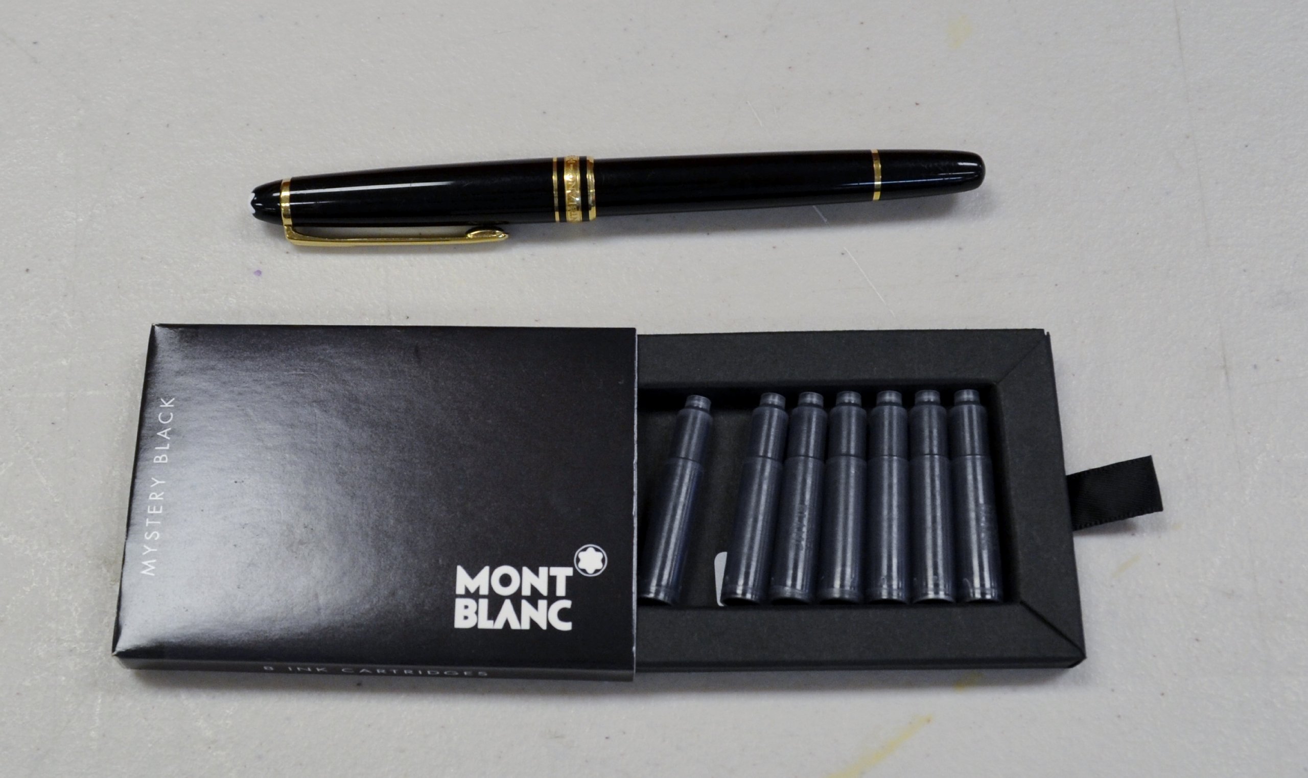 Montblanc Meisterstuck 古典派音楽筆 144 黒いこと ゴールドの縁すべり出し 13670