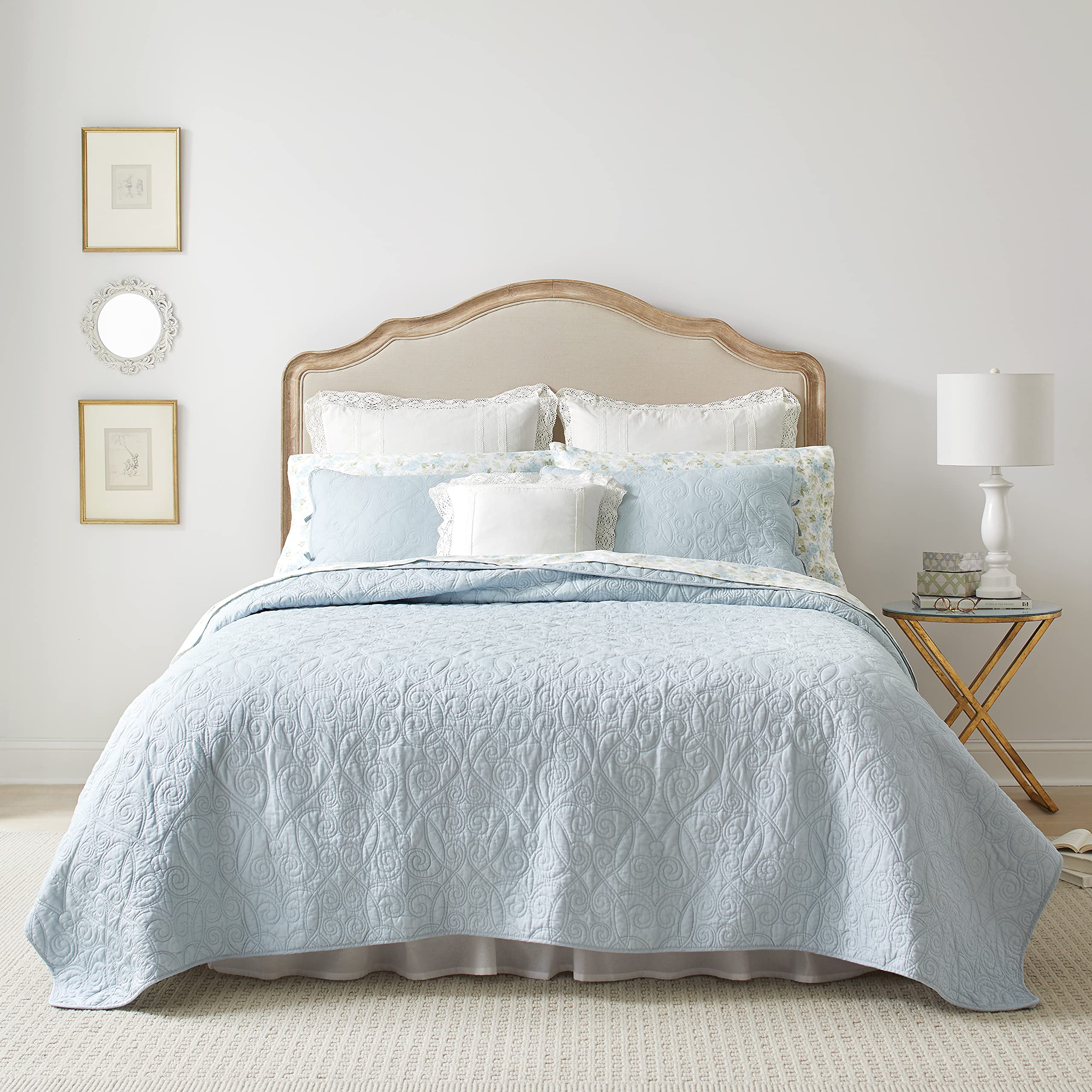 Laura Ashley - キングキルトセット、リバーシブルコットン寝具 お揃いの枕カバー付き、ミディアムウェイト、一年中使用可能、プレウォッシュ加工で柔らかさを増しました(フェリシティブルー)｜global研究所