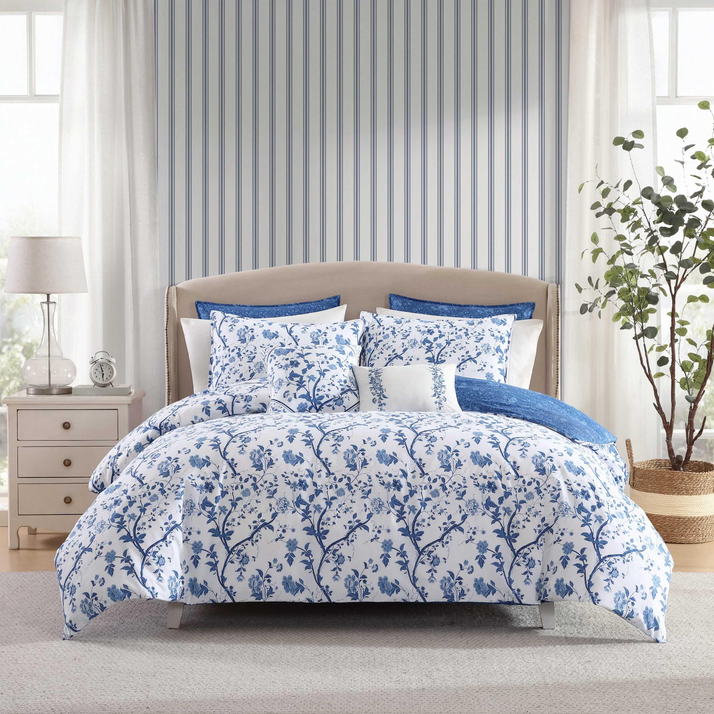 Laura Ashley - キングサイズの掛け布団セット、リバーシブルコットン寝具、お揃いの枕カバーとおまけのユーロシャム&スローピル付き(エリーゼブルー、キング)|global研究所