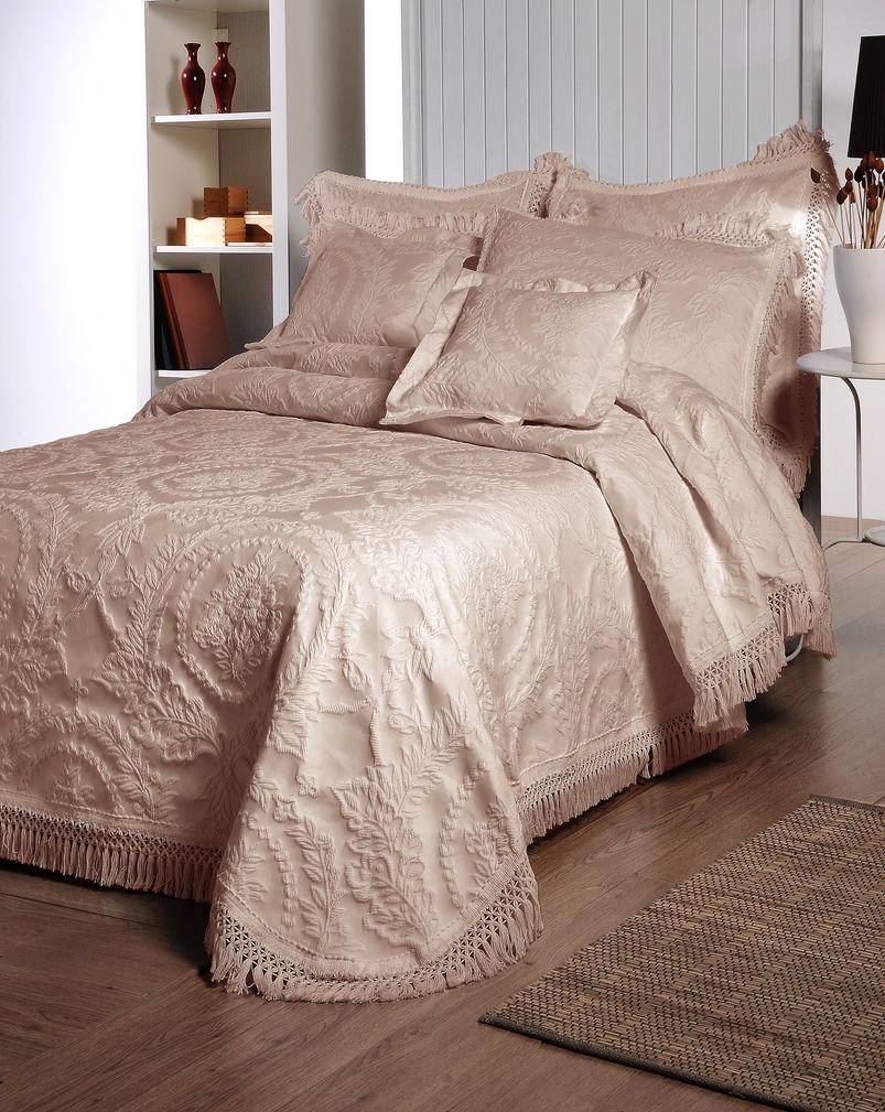 (Queen  Ivory) - La Rochelle Antique Medallion Bedspread